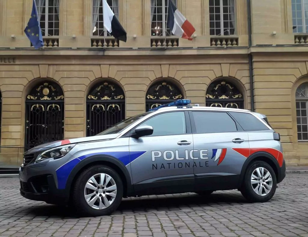Véhicule de police. Peugeot 3008 disponible à la location pour vos tournages audiovisuelle